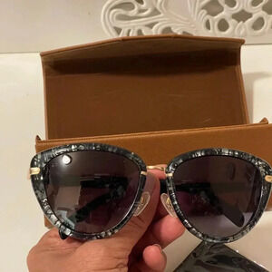 PRIVÉ REVAUX gorgeous sunglass new comes with case and cleaning cloth